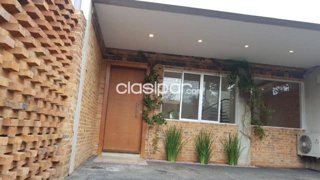Mburucuya – molas lopez: Elegante dúplex, 3 suites, jardín, piscina -8.000.000 gs