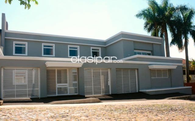 Prox. Col. Americano – Carmelitas: Elegante residencia, 6 suites, jardín, piscina