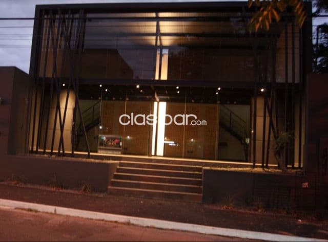 Villa Morra: Muy elegante, p/ empresas, tiendas, 2 niveles, 95m2 – 1.300 usd