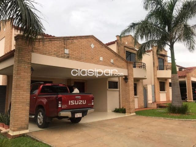 Cond. Boulevard – Luque: Elegante residencia amoblada, jardín, piscina
