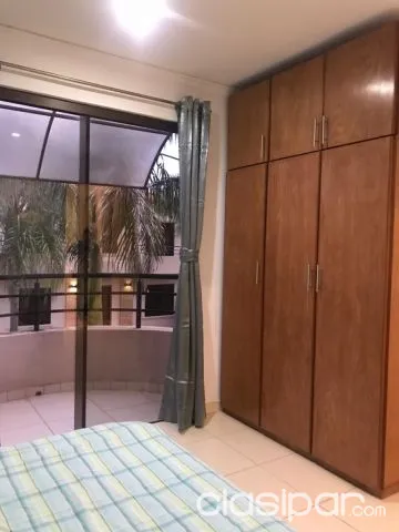 Cond. Boulevard – Luque: Elegante residencia amoblada, jardín, piscina, foto 5