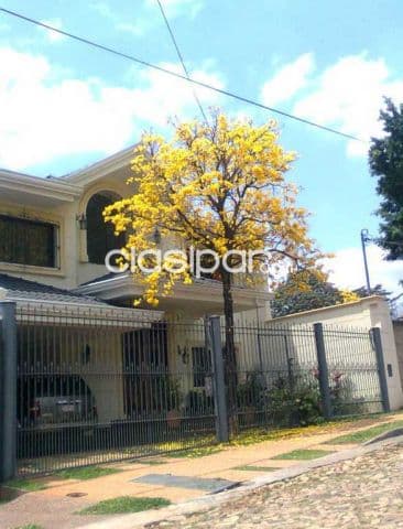 Mburucuya: Elegante residencia – 5 dormitorios- 1 en pb, jardín, piscina – 11.000.000 gs
