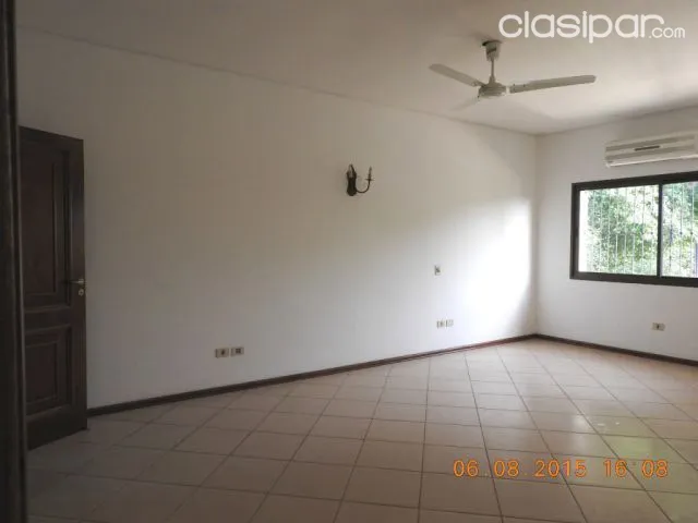 Mburucuya: Elegante residencia – 5 dormitorios- 1 en pb, jardín, piscina – 11.000.000 gs — foto 4