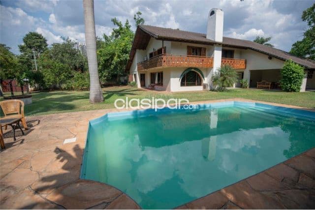 Amplia Residencia estilo Europeo en Ycua Sati
