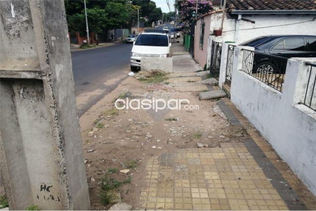 Amplio terreno con construccion a demoler!!! 890,000,000 ₲