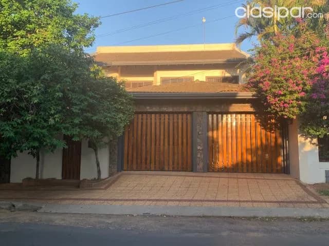 Villa Morra: 900m2, tipo diplomático, 3 suites, jardín, piscina, elegante residencia — foto 2