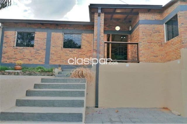 Vivienda moderna, recientemente reformada Lambaré