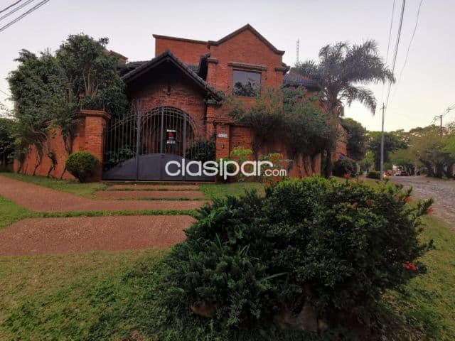 Casa en esquina en Los Laureles - Asunción