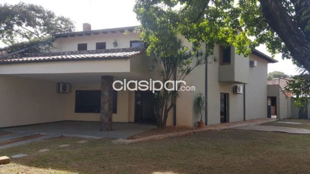 Barrio mcal. Estigarribia: Magnifica residencia, 3 dormitorios, gran patio y jardín