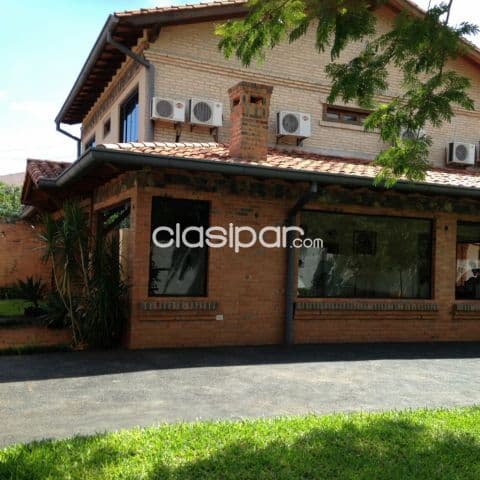 Bo Herrera prox. Avda. Mcal. Lopez: 960m2, elegante residencia, gran jardín, 650.000 usd — foto 1