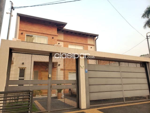 Bo. Mcal. Estigarribia súper residencial: Vendo residencia 350m2 – 3 dormit, jardín