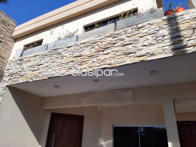 Bo. Mcal. Estigarribia: Elegante triplex, totalmente amoblado, decorado, 3 suites, jardín
