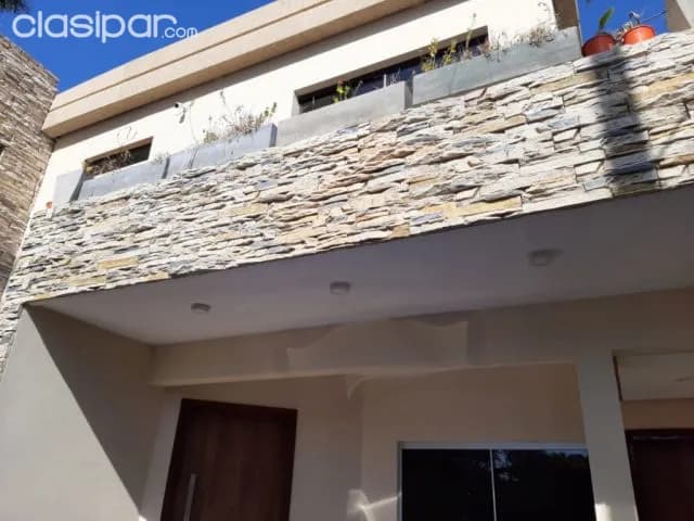 Bo. Mcal. Estigarribia: Elegante triplex, totalmente amoblado, decorado, 3 suites, jardín — foto 2