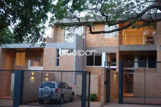 Prox. Lumen – Trinidad: Elegantísima residencia, 3 suites, jardín, piscina, 1.200 usd — foto 2