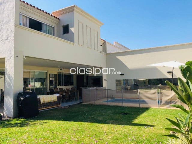 Mburucuyá: 720m2 - elegante residencia toscana, 3 suites, 750.000 usd