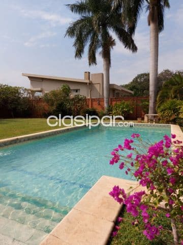Mburucuyá: Elegante residencia, 4 suites, 2.000m2, jardín, pisicna, 3.500 usd