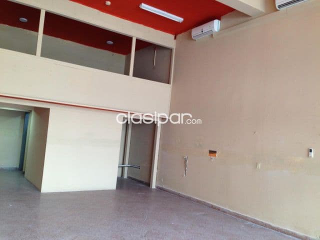Salones comerciales sobre oliva, 60m2, microcentro,hermosas vidrieras ,frente itau