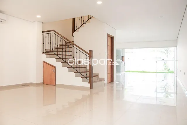Mburucuyá: Elegante residencia dúplex, 3 dormitorios, jardín, piscina, 10.000.000 gs — foto 3