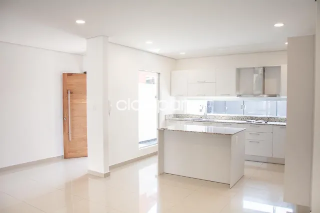 Mburucuyá: Elegante residencia dúplex, 3 dormitorios, jardín, piscina, 10.000.000 gs — foto 4