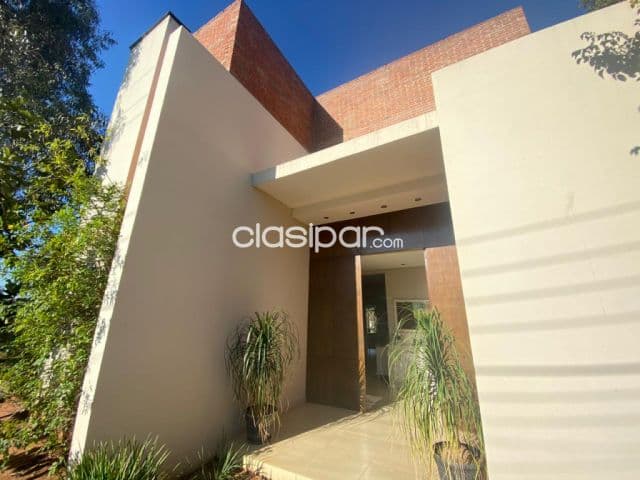 Surubi-i: 2.500m2, elegante residencia, 4 dormitorios, jardín, piscina, 2.000 usd