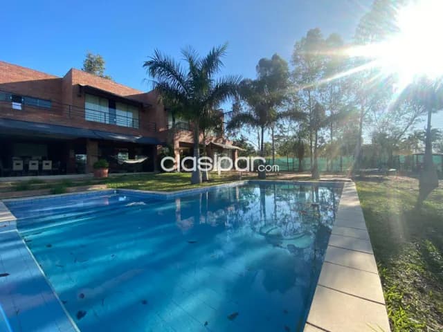 Surubi-i: 2.500m2, elegante residencia, 4 dormitorios, jardín, piscina, 2.000 usd, foto 3