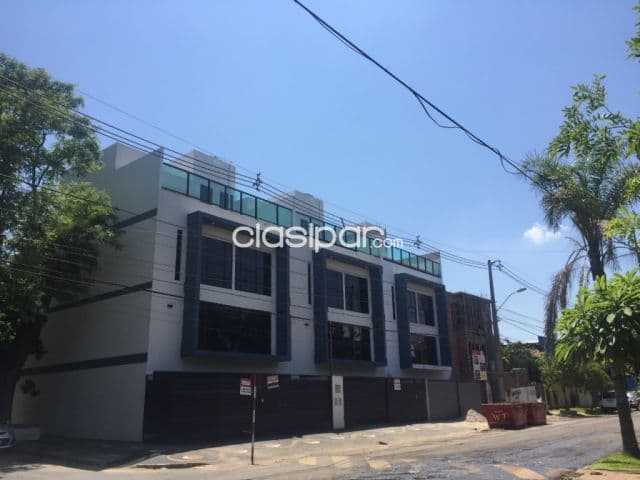 Los laureles: Elegante triplex en venta, piscina, deck, un lujo! 230.000 usd