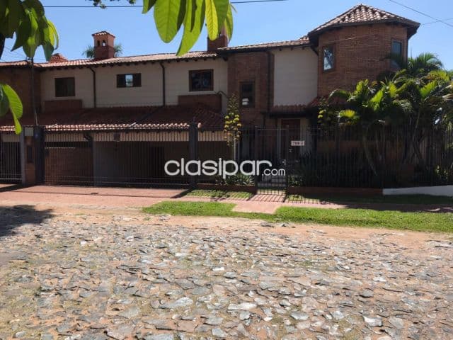 Carmelitas (prox. Asa): Elegante residencia, 4 dormitorios, jardín, piscina, 2.370 usd