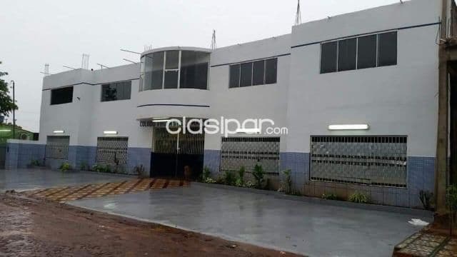 Hermoso edificio en el km 8 acaray — foto principal