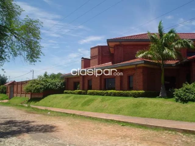 Mburucuyá / 1er presidente: Elegante residencia, 4 suites, gran jardín, sauna, piscina — foto 3