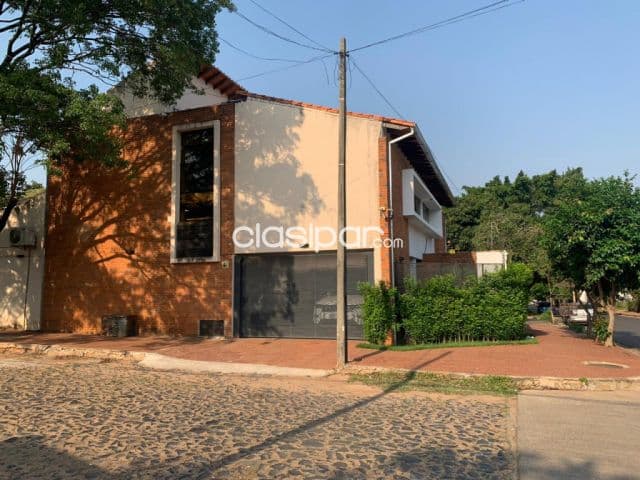 Villa aurelia: Elegante residencia dúplex, 3 suites, jardín, piscina – 1.800 usd