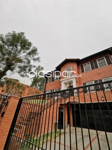 Mburucuyá – Trinidad: Elegante residencia estilo ingles, 4suites, jardín, piscina