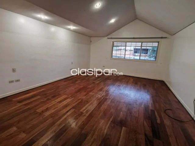 Mburucuyá – Trinidad: Elegante residencia estilo ingles, 4suites, jardín, piscina, foto 3