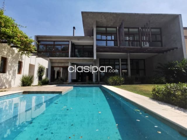 Los laureles / mcal. Estigarribia: Elegenatisima residencia minimalista, 5 suites, jardín
