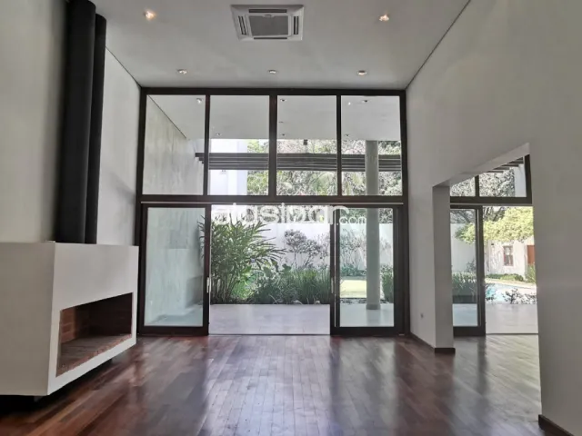 Los laureles / mcal. Estigarribia: Elegenatisima residencia minimalista, 5 suites, jardín — foto 4