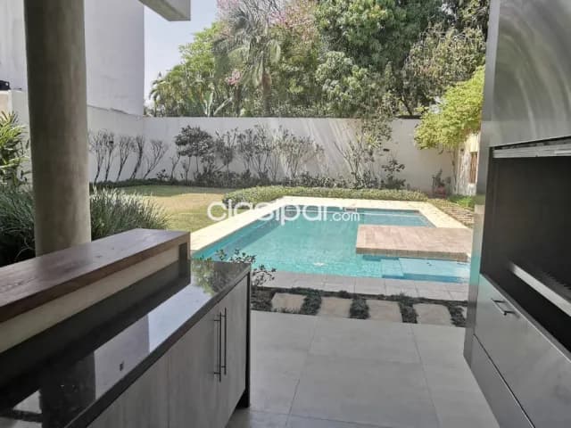 Los laureles / mcal. Estigarribia: Elegenatisima residencia minimalista, 5 suites, jardín — foto 5