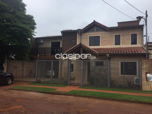 Hermosa casa con piscina en barrio San José!!