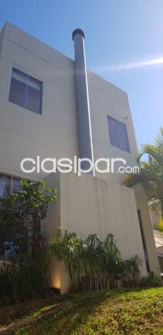 Mburucuya / la piedad: Sofisticada residencia loft, impecable estado, 3 suites, jardín