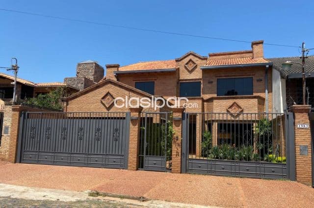 Mburucuyá (Carmelitas, casa rica II): Elegante residencia, 4 suites, ubicación ideal