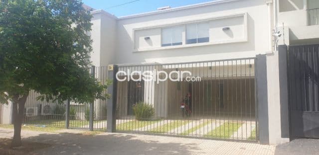 Bº sma. Trinidad: Elegante residencia minimalista, 4 dormitorios, jardín, piscina