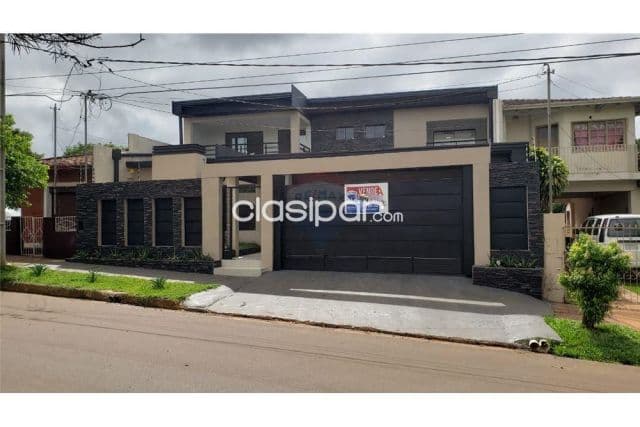 residencia de lujo con piscina. Cuenta con 5 habitaciones — foto principal