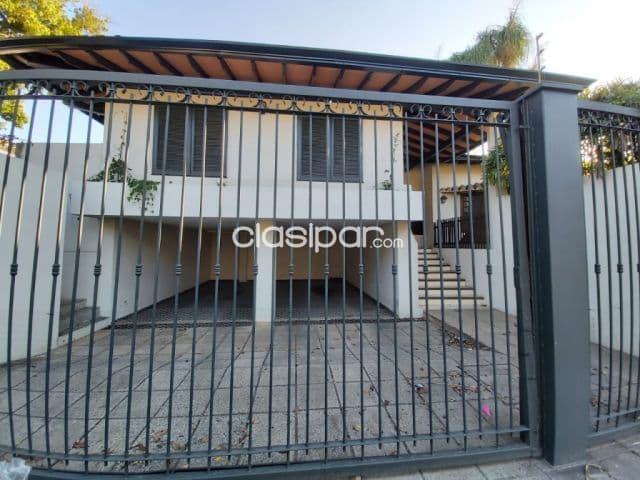 B mcal. Esigarribia: Amplia residencia en planta baja, p/ casa u oficina. Suites, parking