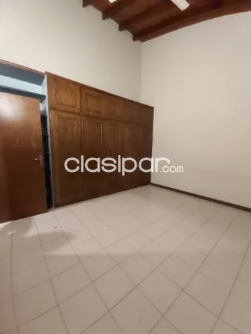 B mcal. Esigarribia: Amplia residencia en planta baja, p/ casa u oficina. Suites, parking, foto 3