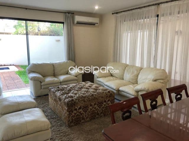 Mburucuyá: Elegante residencia finamente amoblada, jardín, 10.000.000 gs. Negociable — foto 1