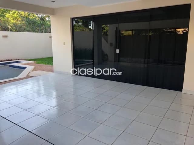 Mburucuyá: Elegante residencia finamente amoblada, jardín, 10.000.000 gs. Negociable — foto 5