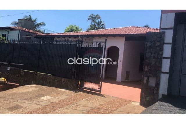 residencia con piscina. Cuenta con 3 habitaciones y 3 baños