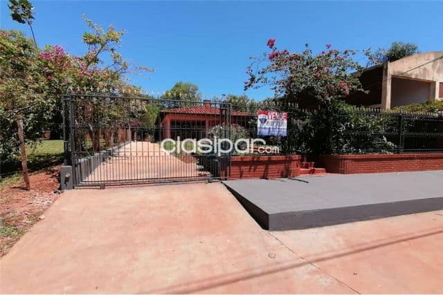 casa en zona residencial y comercial: 4 habitaciones y 3 baños