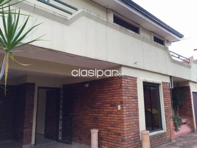 Los laureles: Elegante residencia – 3 suites, jardín, piscina, 1.300 usd