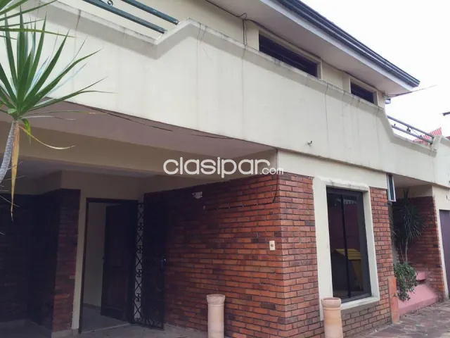 Los laureles: Elegante residencia – 3 suites, jardín, piscina, 1.300 usd — foto 2