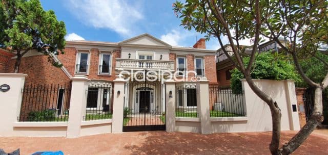 Bo mcal. Estigarribia: Suntuosa residencia ideal p/ diplomáticos, 3 dormitorios, jardín
