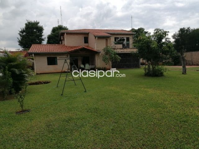Casa con amplio patio laurelty Luque (42x28) tres terrenos juntos!!